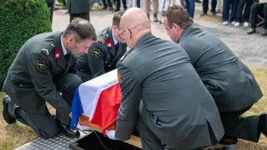 Reservisten zetten de kisten op de balken