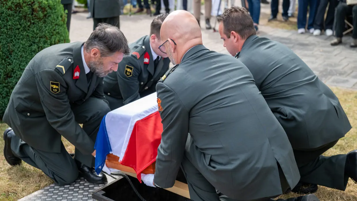 Reservisten zetten de kisten op de balken