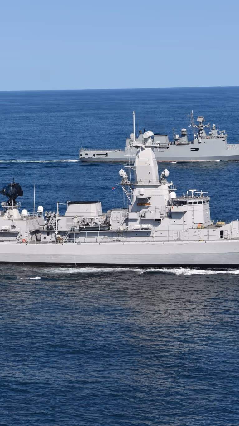 Multipurposefregat Zr.Ms. Van Amstel escorteert een Russisch schip.&nbsp;