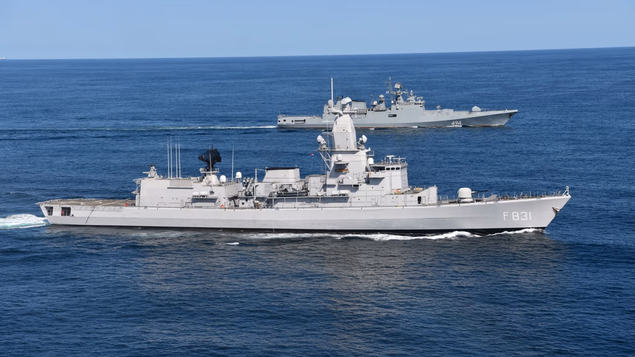 Multipurposefregat Zr.Ms. Van Amstel escorteert een Russisch schip.&nbsp;