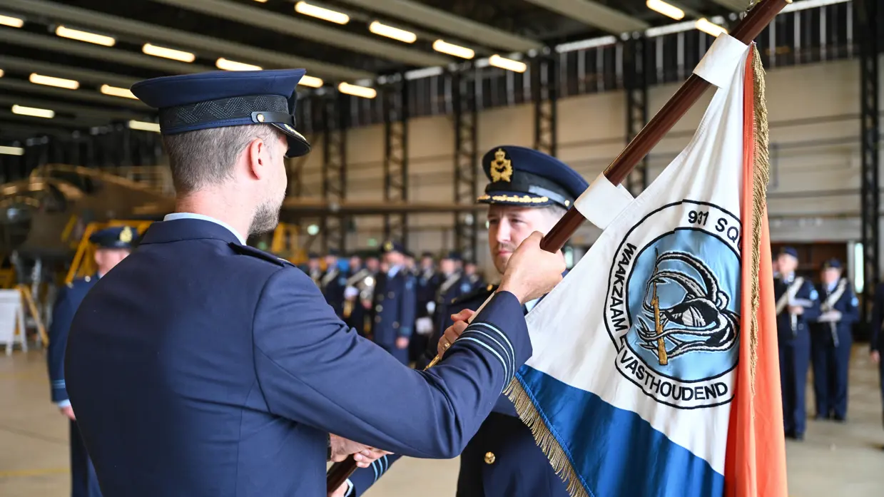 Majoor Marc Waanders neemt de vlag in ontvangst uit handen van luitenant-kolonel Dielis van der Linden.