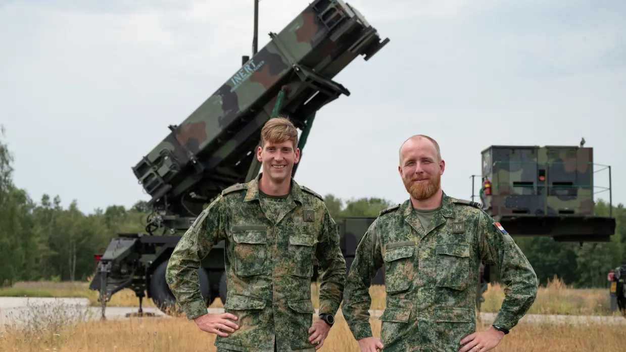 Kapitein Robert (rechts) en adjudant Tom bij een Patriot-lanceerinrichting.