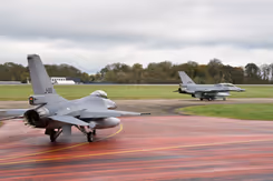 2 F-16's taxiën over landingsbaan.