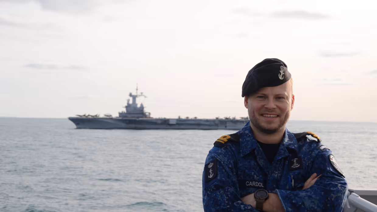 Op de voorgrond LTZ 2 (LD) Thom Cardol, OGHLD van Zr.Ms. Evertsen. Op de achtergrond de carrier FS Charles de Gaulle.