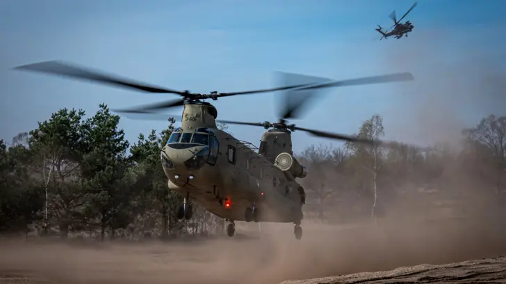 Tijdens het landen maakt de Chinook-transporthelikopter veel stofwolken.