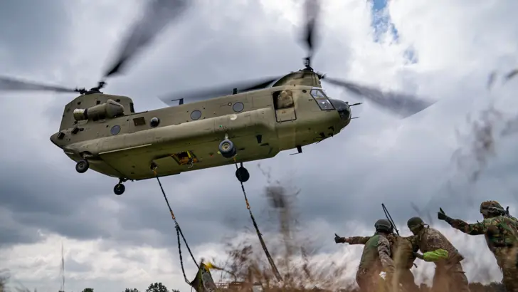Een Chinook-transporthelikopter klaar om een auto te liften.