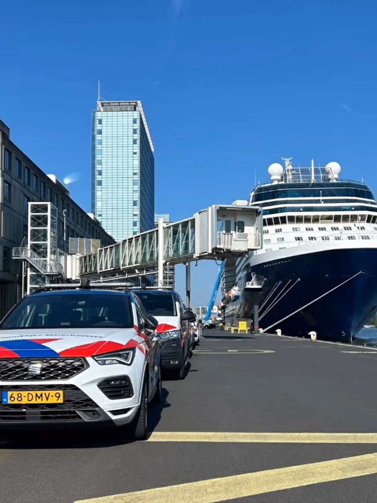 Een KMar-voertuig in de haven met op de achtergrond een schip