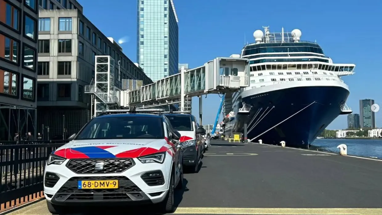 Een KMar-voertuig in de haven met op de achtergrond een schip