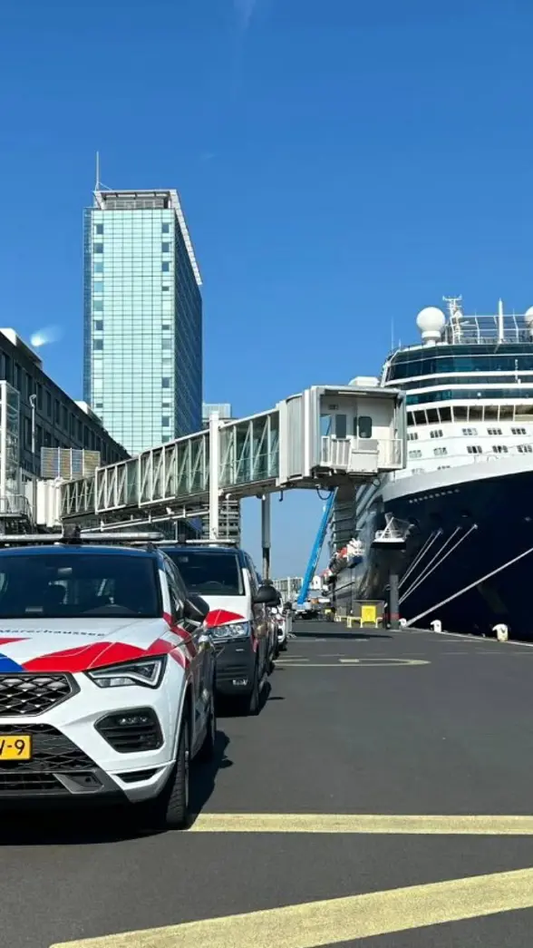 Een KMar-voertuig in de haven met op de achtergrond een schip