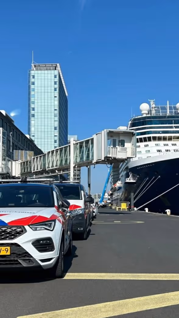 Een KMar-voertuig in de haven met op de achtergrond een schip