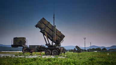 Een Patriot-installatie in het buitenterrein met op de achtergrond bergen.