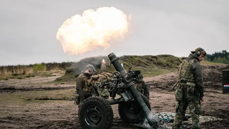 Militairen schieten mortieren af.