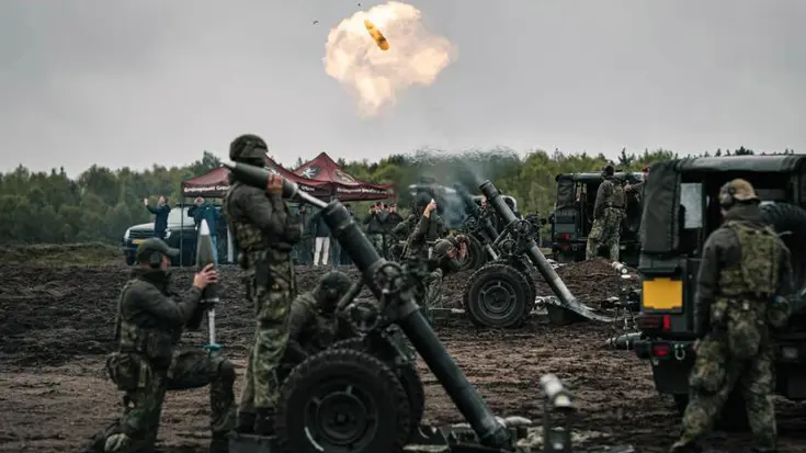 Militairen schieten mortieren af.