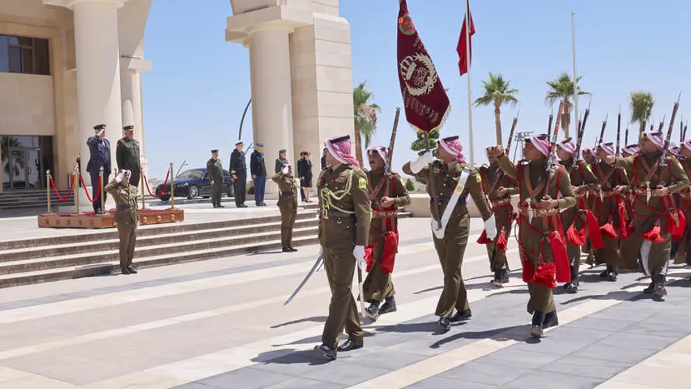 Militairen in vol ornaat tijdens de ceremoniële ontvangst.