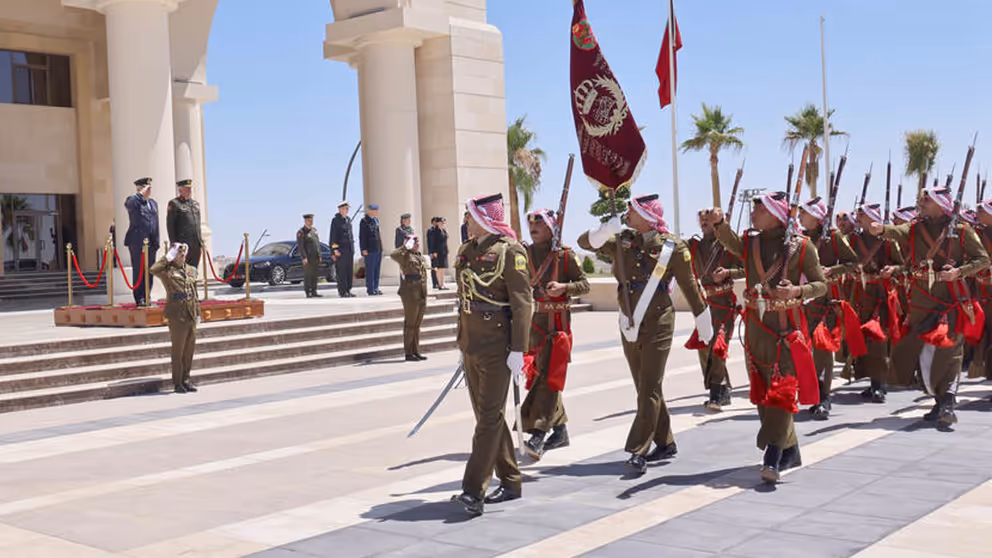 Militairen in vol ornaat tijdens de ceremoniële ontvangst.