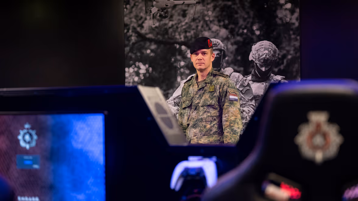 Sergeant-majoor van de mariniers Michael Hellendoorn tussen de computerschermen in game room ENGAGE.