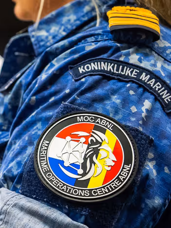 Embleem van het Maritime Operations Centre Admiral BENELUX (MOC ABNL) op de schouder van een militair.