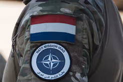 Nederlandse vlag op schouder van een militaire tenue.