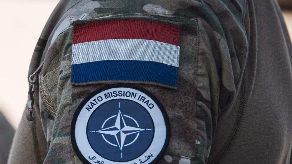 Nederlandse vlag op schouder van een militaire tenue.