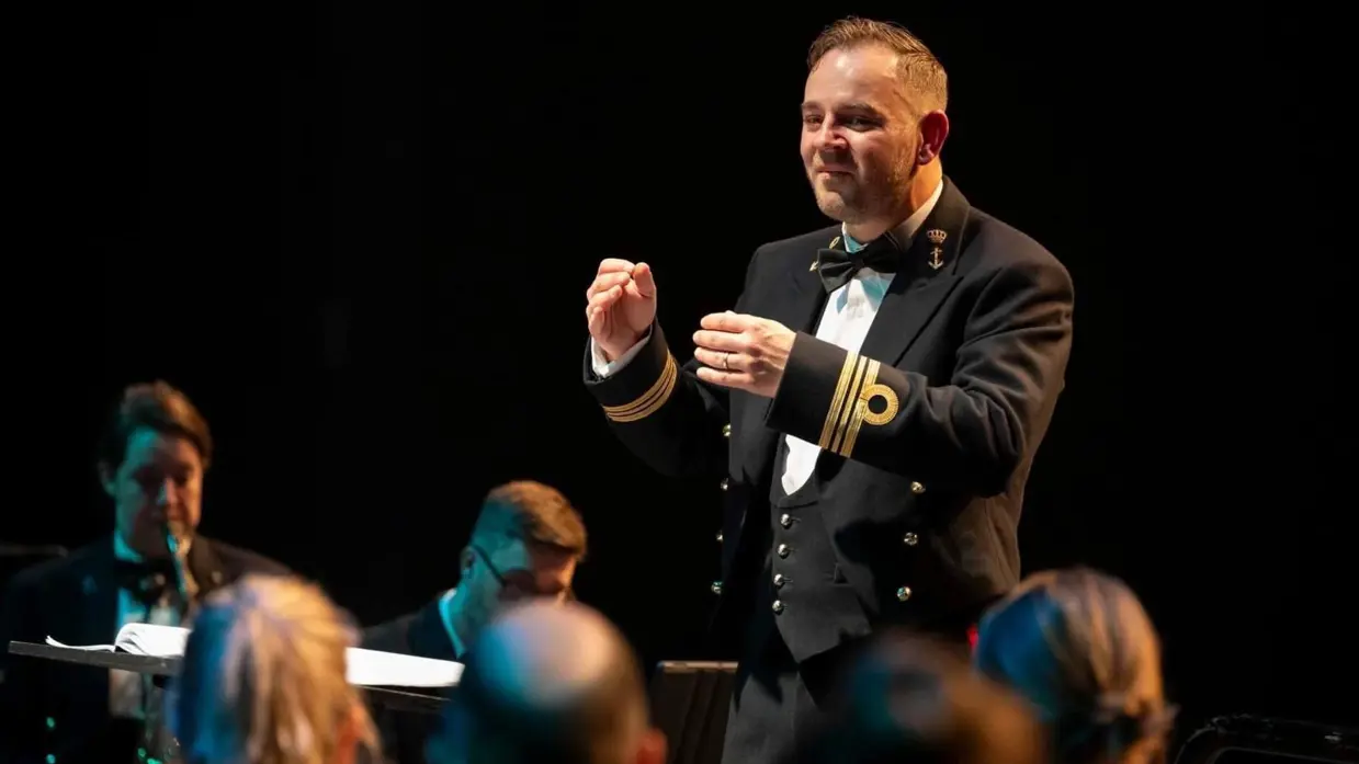 Chef-dirigent Erik van de Kolk aan het werk.
