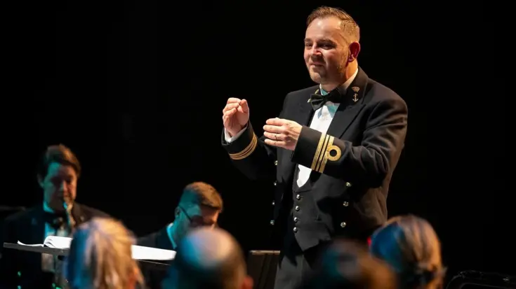Chef-dirigent Erik van de Kolk aan het werk.
