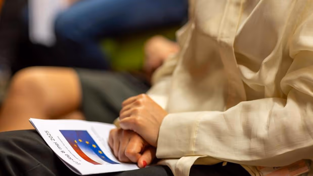 Iemand heeft een pamflet op schoot.