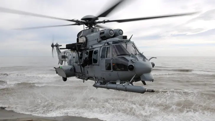 Helikopter van het type H225M Caracal in de lucht.