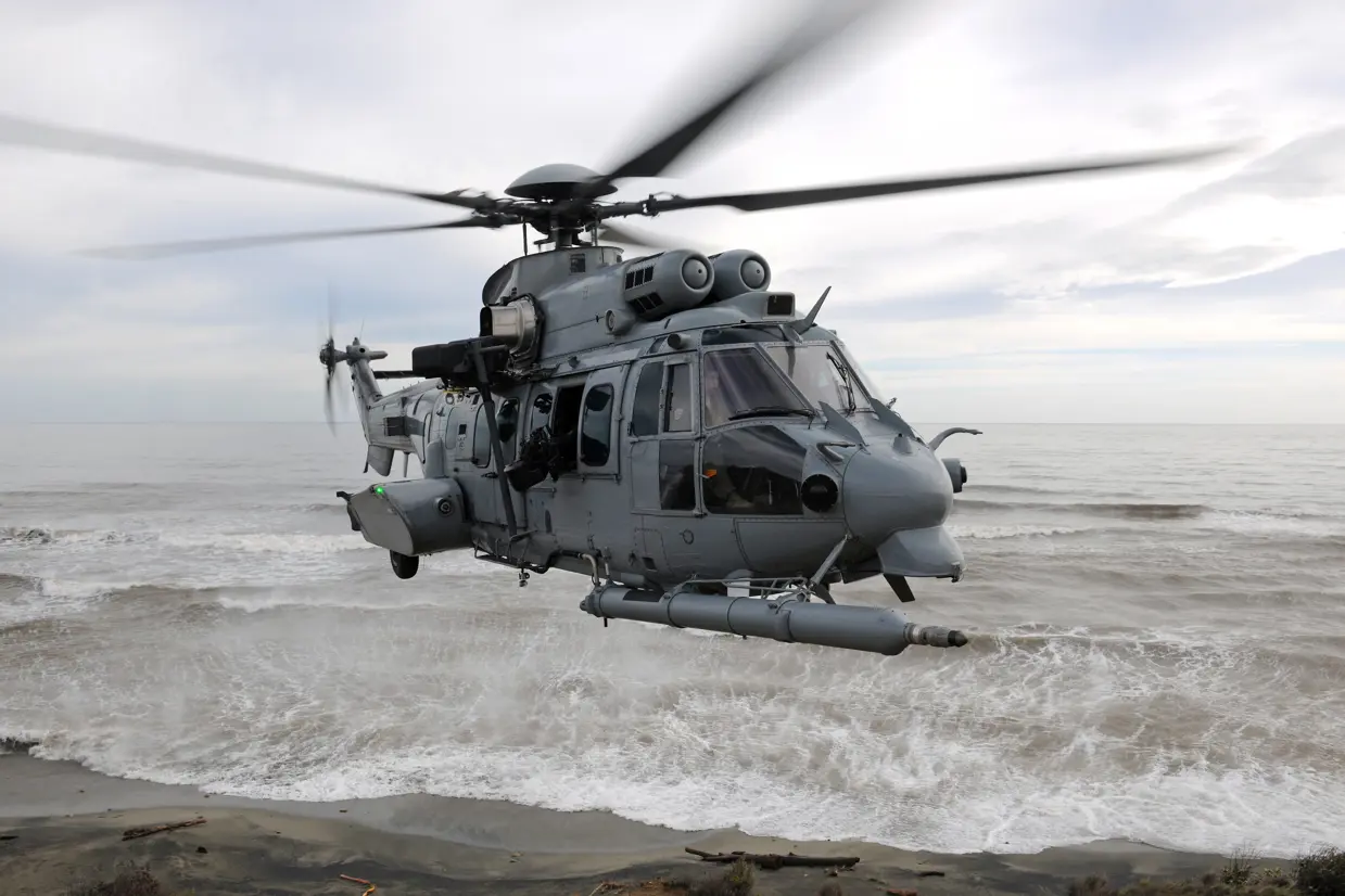 Helikopter van het type H225M Caracal in de lucht.