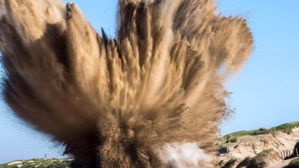 Een explosie, met veel opwaaiend zand.
