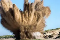 Een explosie, met veel opwaaiend zand.