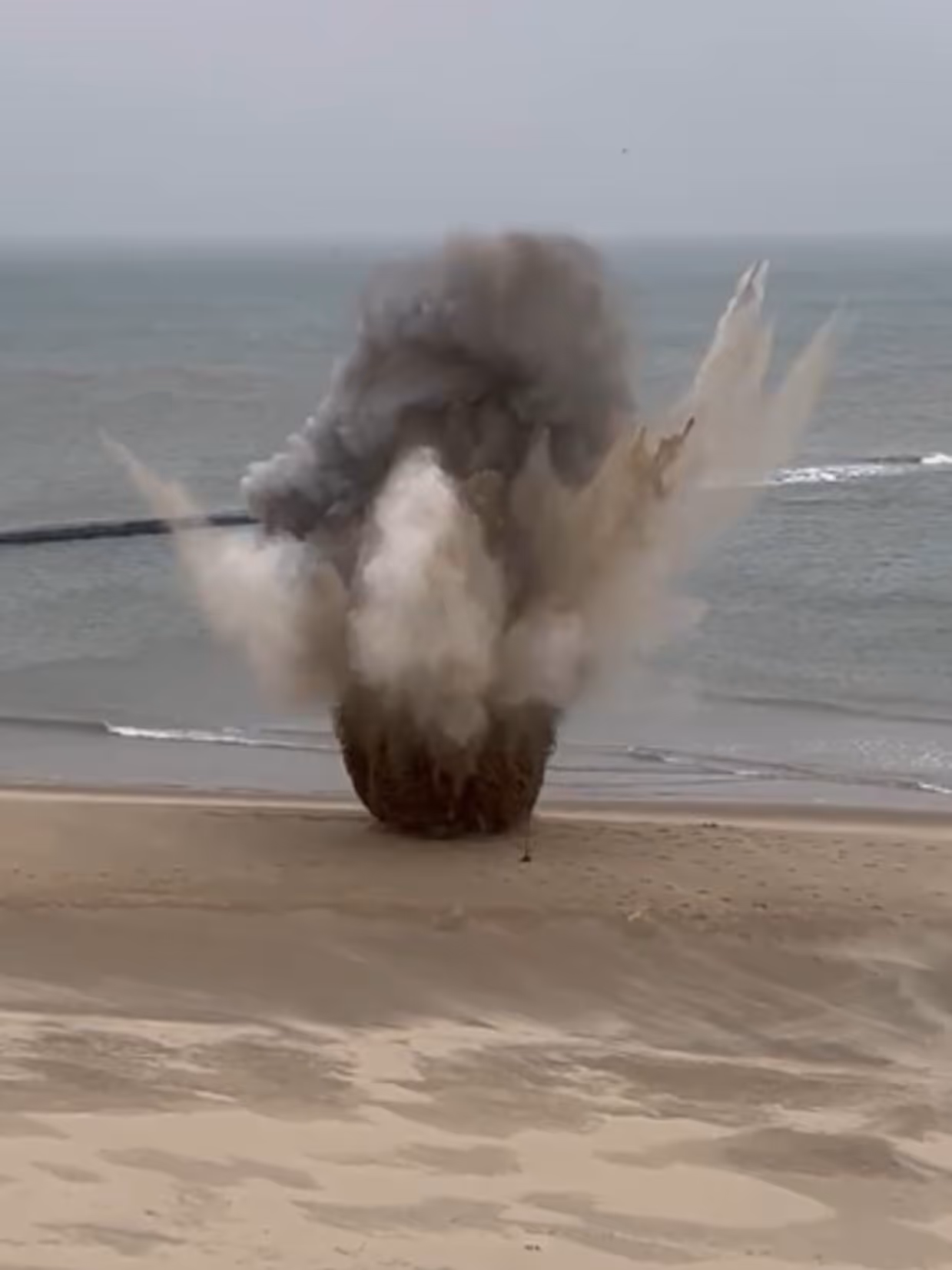 Still van een video waarin een explosief ontploft.