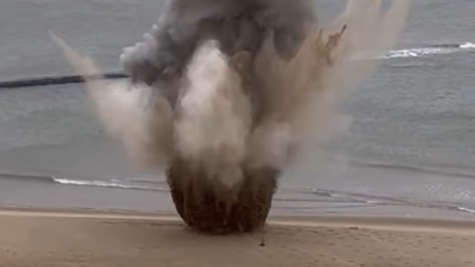 Still van een video waarin een explosief ontploft.