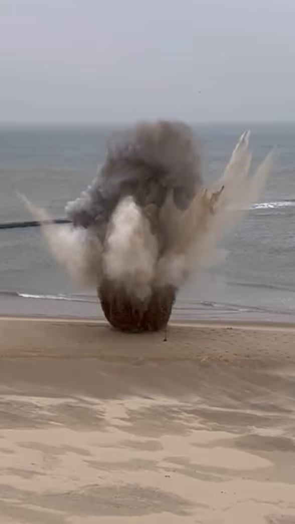 Still van een video waarin een explosief ontploft.