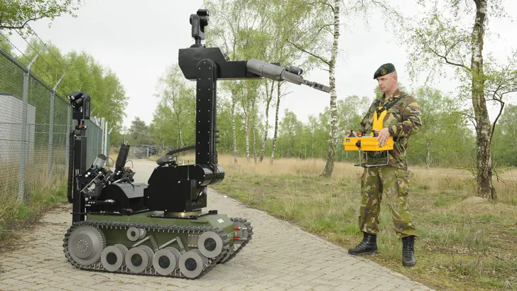 Militair bedient radiografisch op afstand een explosievenrobot tEODor.