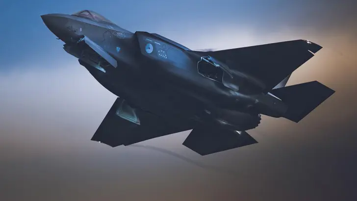 Een F-35 vliegt in de schemering.