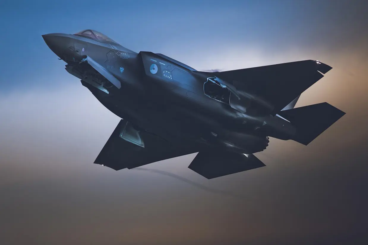 Een F-35 vliegt in de schemering.