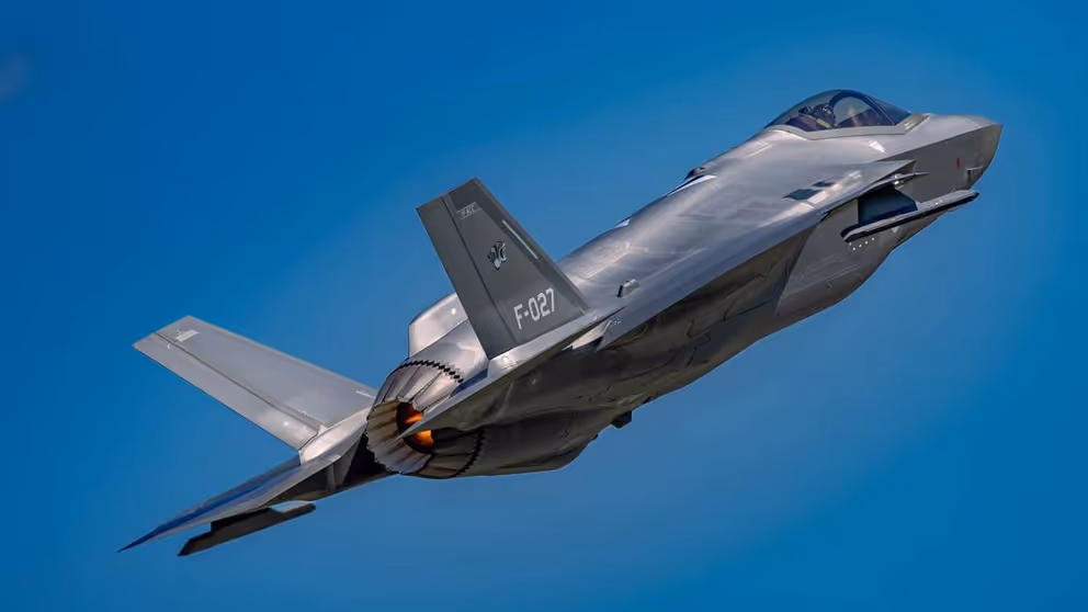 Een F-35-gevechtsvliegtuig in de lucht.