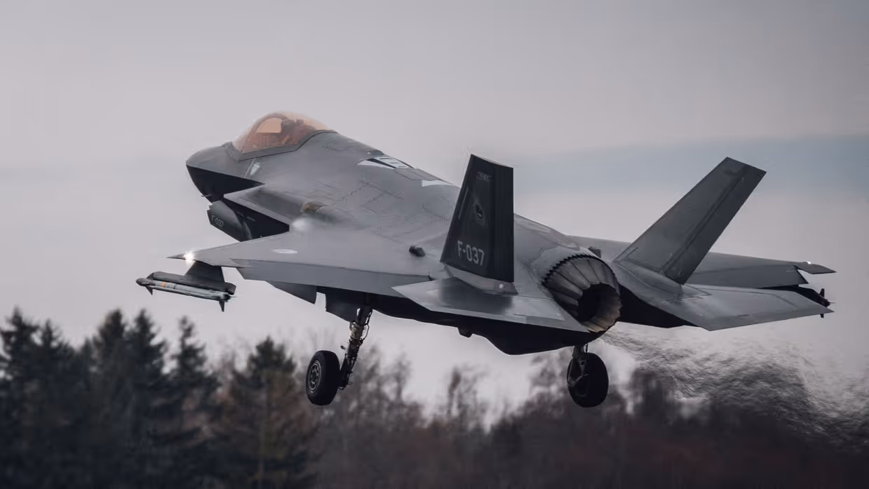 Een F-35 gevechtsvliegtuig stijgt op.