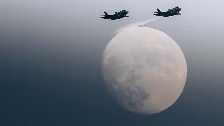 2 Gevechtsvliegtuigen in de lucht.