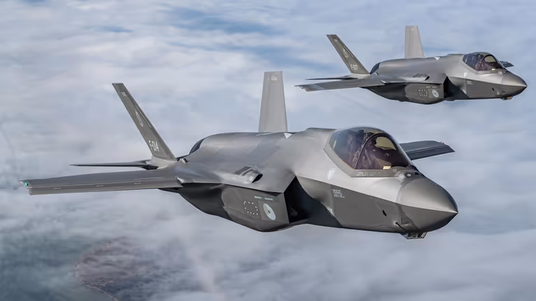 2 F-35's naast elkaar in de lucht.