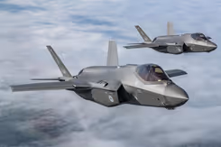 2 F-35's naast elkaar in de lucht.