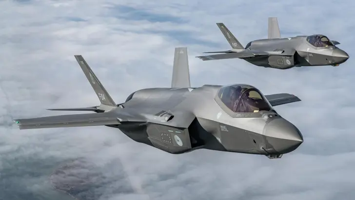2 F-35's in de lucht.