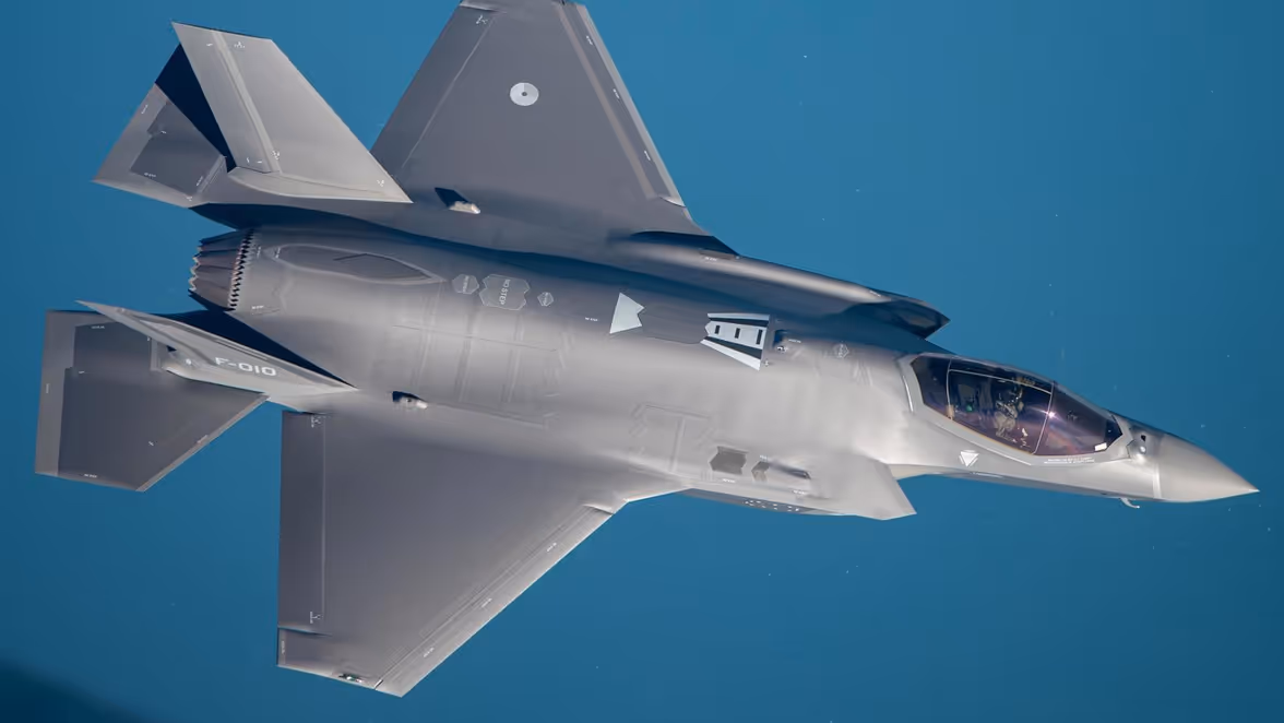 Een F-35 in de lucht, van boven bezien.