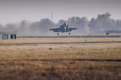 F-35 met neus omhoog vlak boven de grond van landingsbaan.