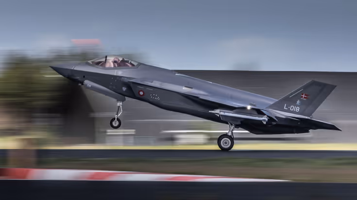 Een Deense F35 die landt op Vliegbasis Leeuwarden. 