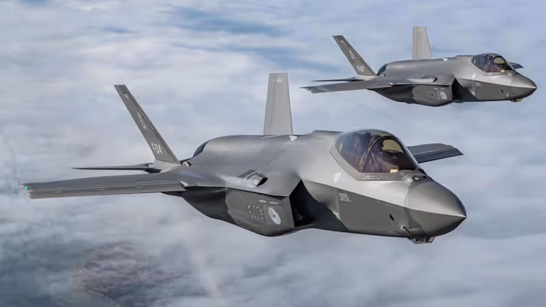 Twee f-35-gevechtsvliegtuigen vliegen boven de wolken. 