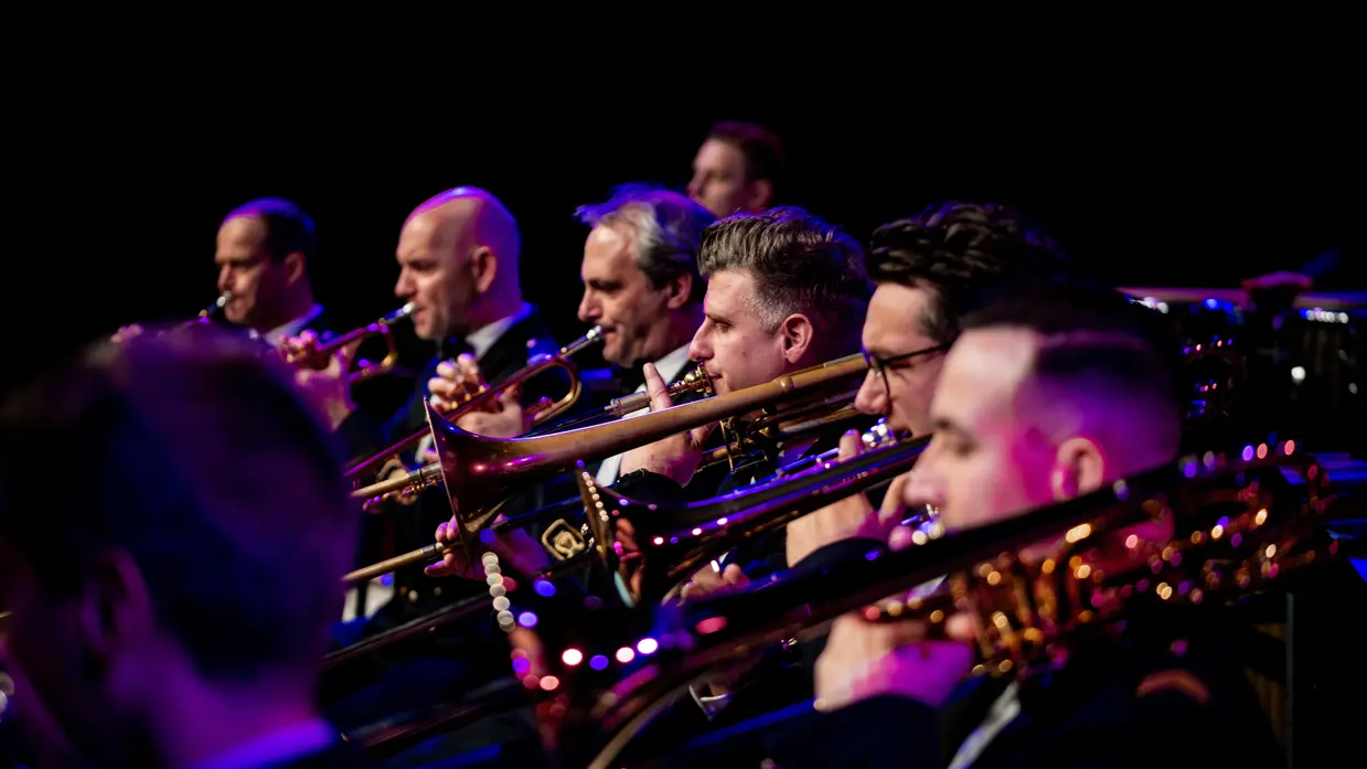 6 muzikanten spelen blaasinstrumenten.