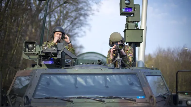 Vooraanzicht Fennek met 2 verkenners.