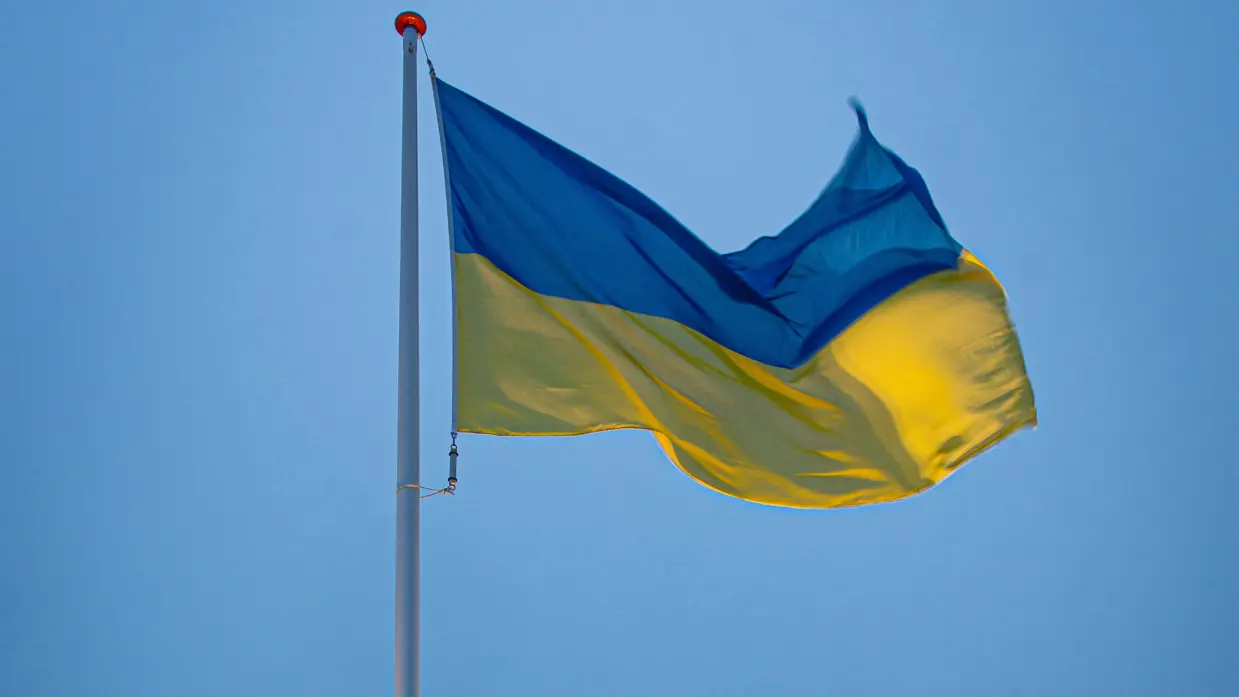 Een wapperende Oekraïense vlag