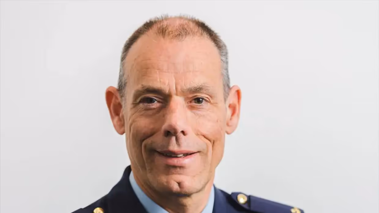 Portretfoto van commodore Roelof Foppen.